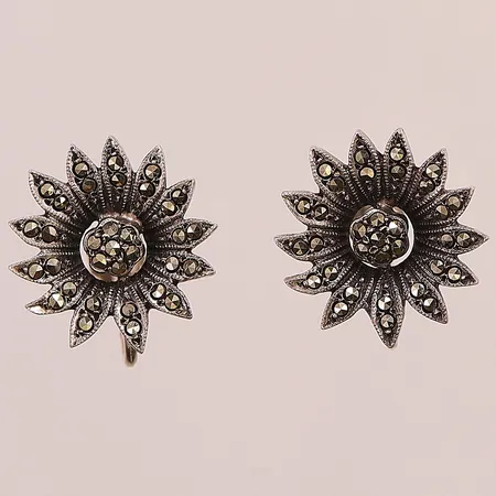 Ett par örhängen, 18mm, markasiter, skruvlås, 830/1000 Silver 6,7g.