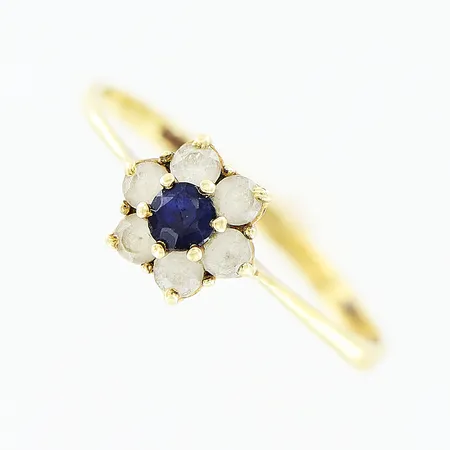 Ring, svart och vita stenar, stl 17, bredd 1,5-6mm, skev skena, 14K Vikt: 1 g
