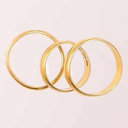 Tre ringar, Ø17¾-21, gravyrer/skevheter, 23K, 18,8g.