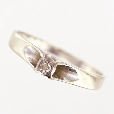 Ring, diamant ca 0,01ct, stl 17, bredd 1,5-3mm, vitguld, 18K.  Vikt: 1,5 g
