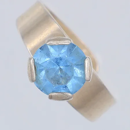 Ring, blå sten, reglerbar storlek, Hedbergs år 1976, något skev, 925/1000 silver Vikt: 3,5 g