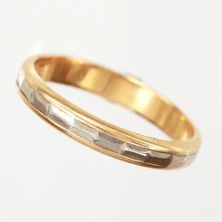 Ring med mönstrad dekor i vitguld, stl 19, bredd 3,5mm, gravyr, 18K Vikt: 3,9 g