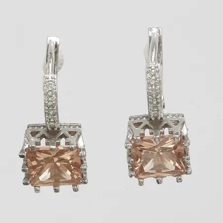 Ett par örhängen, stenar, längd ca 21mm, bredd 2,5-10mm, 925/1000 silver Vikt: 5,3 g