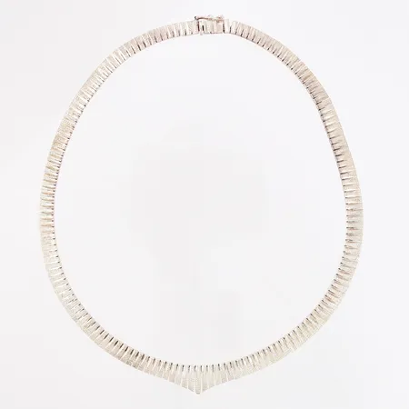 Collier halvstelt, 42,65cm, bredd: 5-13mm, något skev bit nära lås, silver 830/1000 Vikt: 24,3 g
