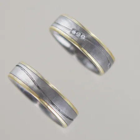 Ringar, Ø 17,5/19,25 mm Bredd 6 mm, graverad Titan/14k  Vikt: 6,9 g