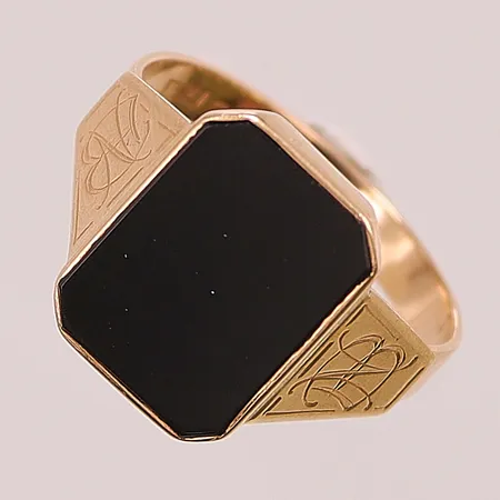 Klackring, onyx, Ø20¾, bredd:16mm, monogram "BN", 18K 7,1g.