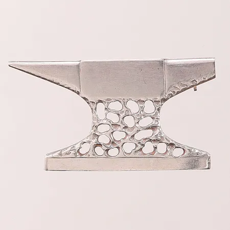 Brosch i form av smidesstäd, 45x25mm, G. Dahlgren & Co, Malmö år 1973, 830/1000 silver, 6,7g.