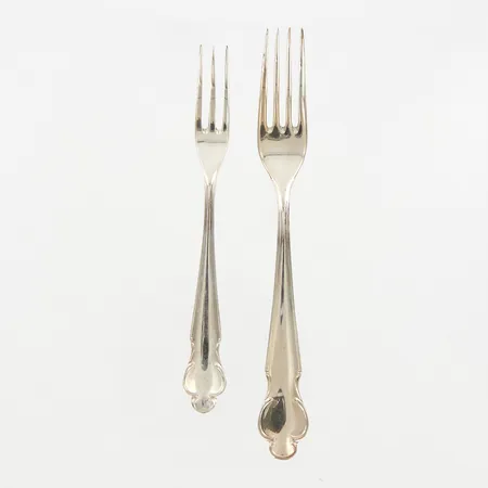 Två gafflar, modell Disa, 12,2cm/14,5cm, 830/1000 Silver Vikt: 33,4 g
