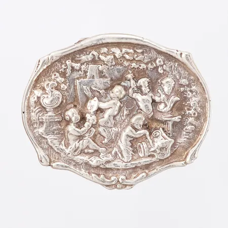 Dosa med motiv, 55x45x14mm, otydliga stämplar, omärkt silver Vikt: 48,1 g