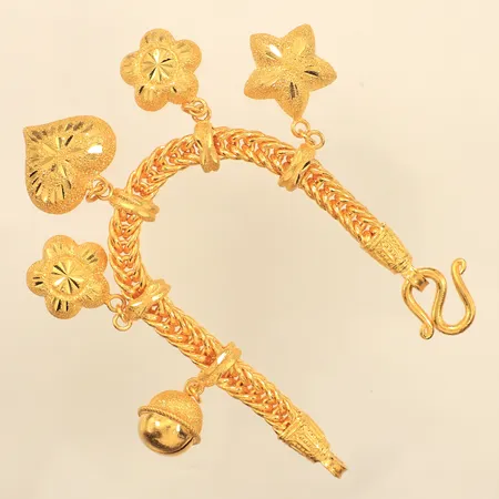 Armband med fem berlocker, längd 16,5cm, bredd 6,5mm, Thaiguld 5 Baht, 23K  Vikt: 76 g