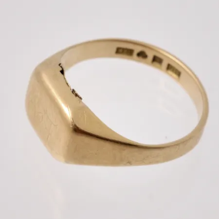 Defekt guld, 18K, vikt 4,38g.
