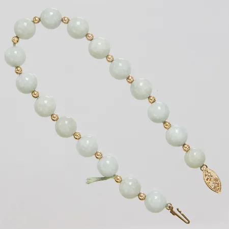 Armband, jade, längd ca 20,5cm, bredd 2,5-8mm, defekt, lås samt kulor i 14K, bruttovikt: 15,5g.