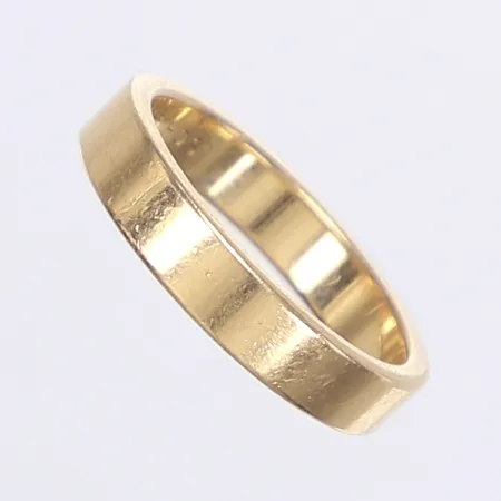 Ring slät, stl 17½, bredd 4mm, 18K, gravyr Vikt: 5,4 g