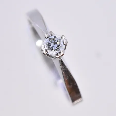 Ring med diamant 0,20ctv, stl 17, bredd 2 mm, vitguld, 18K. Vikt: 2,7 g