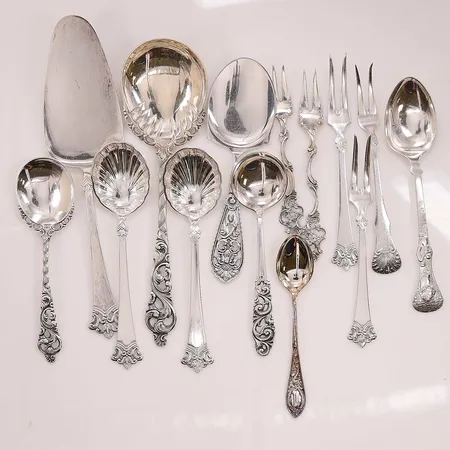 Diverse silverbestick, delvis graverade, 830/1000 silver, 299,5g.