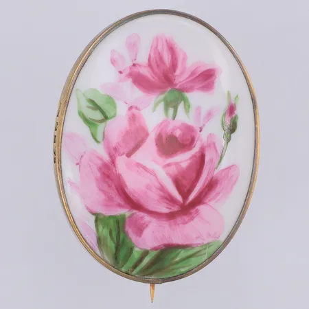 Brosch med handmålad porslinsplatta, rosa rosor, 60 x 55mm, signerad SL 1918, ram Linderoth år 1918, 830/1000 silver. Bruttovikt 23,2g Vikt: 23,2 g