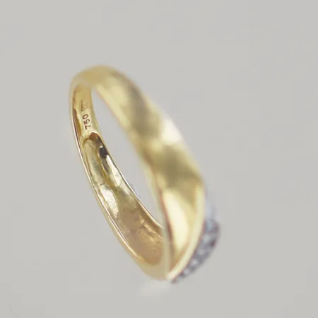  Ring med 6 diamanter, Ø 17,5mm bredd 5 mm. 18k graverad Vikt: 2,7 g
