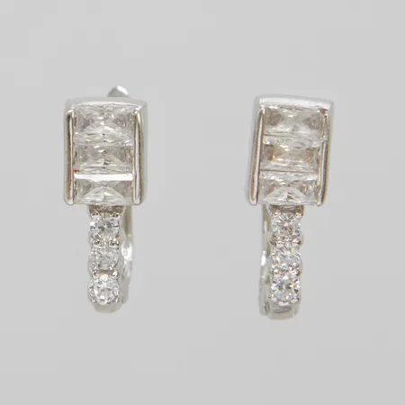 Ett par örhängen, vita stenar, längd ca 14mm, bredd 2-5mm, vitguld, 18K Vikt: 3,2 g