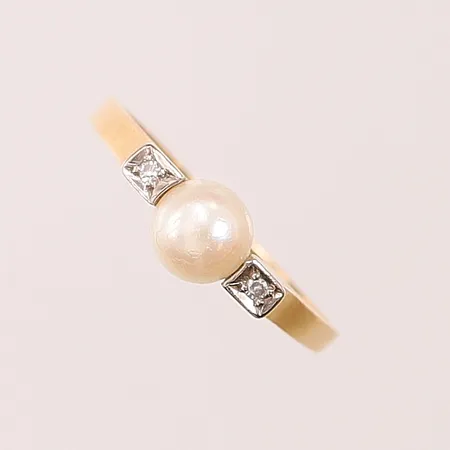 Ring med pärla samt diamanter 2 x ca. 0,01ct, Ø18½, bredd: 1,4-6mm, 18K, 2,9g.