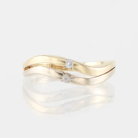Ring röd och vitguld med Kubis Zirkonia, storlek 17 ¼ mm, bredd 2-5.3 mm, 18k. Vikt: 2,9 g