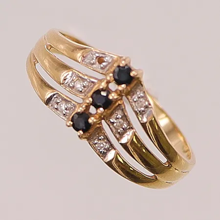 Ring, diamanter 5x ca 0,005ct, Ø18, bredd:9mm, safirer, en diamant saknas, 18K 2,0g.