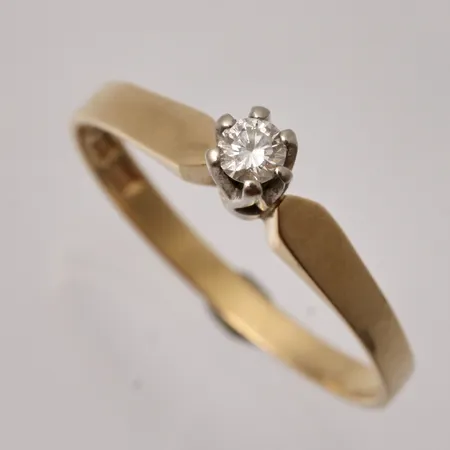  Ring i 18K guld, stl 17¼, bredd 1,1-3,5mm, 1st diamant, 0,08ct, enligt gravyr, vikt 1,92g.
