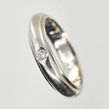 Ring med diamant 0,05ct, stl 15½, bredd 4 mm, gravyr, vitguld, 18K. Vikt: 5,2 g