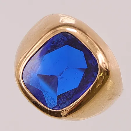 Ring, Ø18, bredd:17mm, blå syntetisk spinell, Alton, 18K 6,2g.