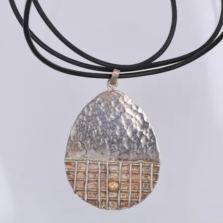Hänge, 65mm, i läderband, gulddetalj 18K, Morin år 1990, 925/1000 silver Vikt: 16,7 g