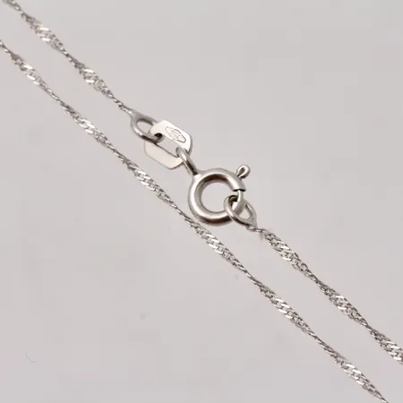 Kedja i 18K vitguld, 43,5cm, Singapore, bredd 1mm, tillverkad av Guldfynd, vikt 1,23g.