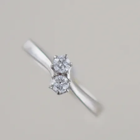 Ring med två diamanter 2 x 0,10ct, 18k , Ø 17 mm Vikt: 2,9 g