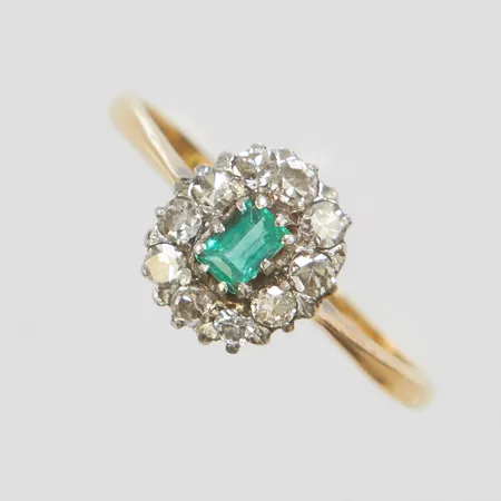 Carmoséring, smaragd, åttkantslipade + briljantslipade diamanter 10 x ca 0,03ct, stl 18, bredd 1-9mm, skadade stenar, skev skena samt fattning, 18K Vikt: 2 g