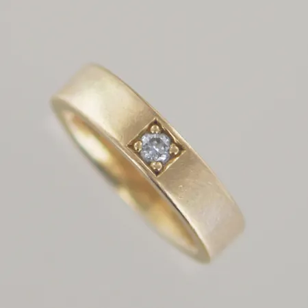 Vigselring med diamant 0,12ct ,  Ø 17,25 mm B 5 mm, 18k graverad Vikt: 9,2 g
