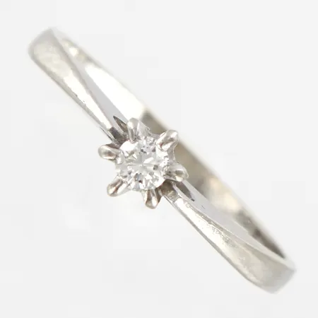 Ring med diamant 0,10ct, stl 17½, bredd ca 4mm, 2mm, behov av omrodiering, 18K Vikt: 2,7 g
