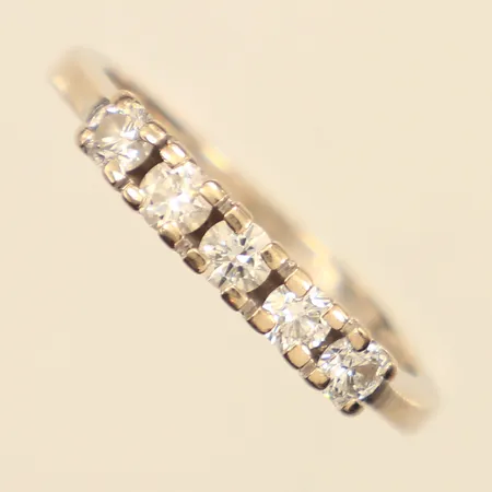 Ring med diamanter ca 5x 0,10ct, vitguld, stl 18, bredd ca 3,4mm, vitguld, gravyr, 18K Vikt: 4,3 g