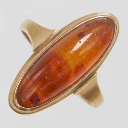 Ring, bärnsten, stl 18½, bredd 2-24,5mm, skev skena, 8K, bruttovikt: 4,0g Vikt: 4 g