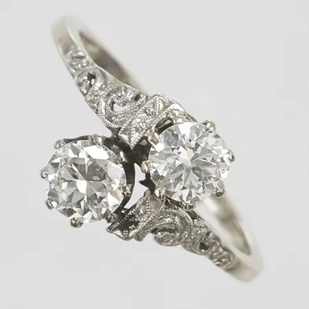 Syskonring, briljantslipade diamanter 1 x ca 0,30ct, TCr/SI1 samt 1 x ca 0,31ct, TCr/VS2 stl 15½, bredd 1-9,5mm, lagad infattning, skev fattning, 18K Vikt: 2 g