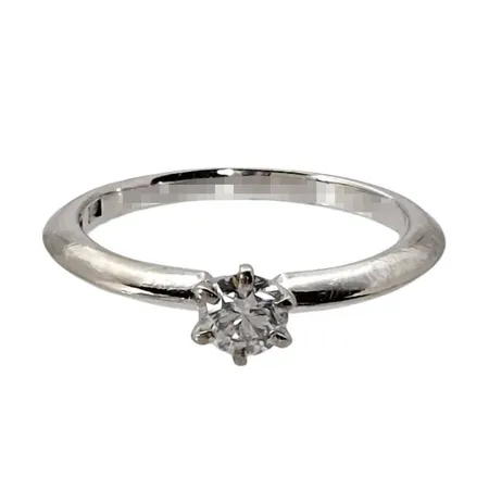 Ring, 18K vitguld, Diamant 0,22ct, Guldsmed Rolf Nilsson (OWN), Kristianstad, Ø16¼ mm, bredd 2 - 4,5 mm, borttag av gravyr ingår Vikt: 2,6 g