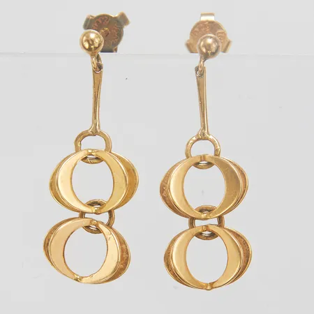 Ett par örhängen, längd ca 32mm, bredd 12mm, omaka snurrebussar, 18K Vikt: 4,4 g