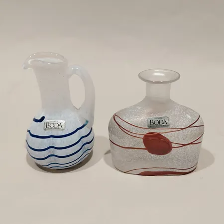 En miniatyrvas, Kosta Boda, Ulrica Hydman Vallien, numrerad 88012, höjd 8cm, en miniatyrvas, Kosta Boda, Bertil Vallien, numrerad 48199, höjd 7cm