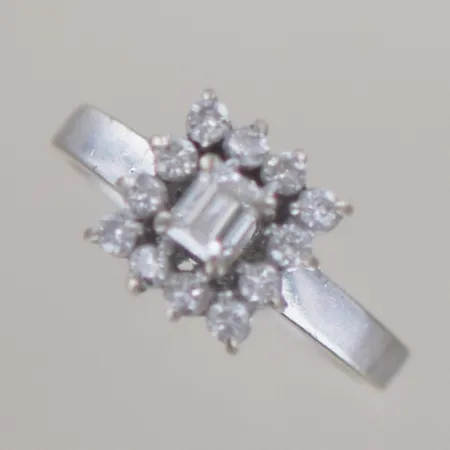 1 brilj ring vg 14k 4,2 gr Ø 18 mm, 39309:1 au 1810 Vikt: 4,2 g