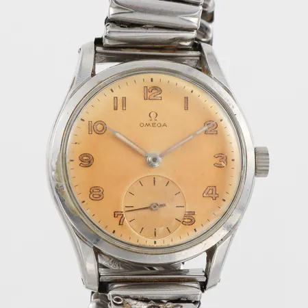 Herrur Omega, diameter ca 35.7 mm, tickar igång men stannar, stål.