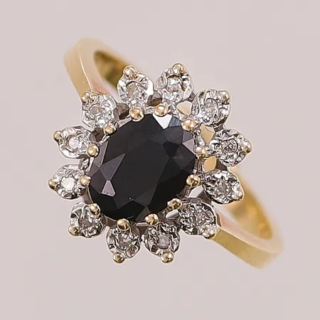 Carmoséring, safir ca 1,55ct, 12x diamanter 0,07ctv enligt gravyr, Ø17½, bredd:14-13mm, 18K 4,4g.