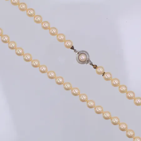 Pärlcollier, plastpärlor Ø7mm, 42cm, lås i vitguld med pärla, 18K Vikt: 0 g
