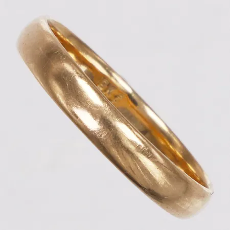 Ring, slät, stl 18½, bredd 3,4mm, ograverad, 18K  Vikt: 2,7 g
