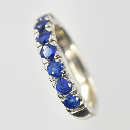 Ring med blå stenar, stl 15½, bredd 3 mm, vitguld, 18K. Vikt: 4 g