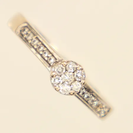 Ring med diamanter ca 7x 0,02ct 12x 0,01ct, saknar en diamant, vitguld, stl17¾, bredd ca 5mm, Guldfynd,18K Vikt: 3,2 g