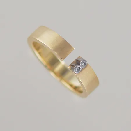 Ring öppen modell med 2 små diamanter, Ø 17,75mm B 4 mm, vitguld 18k Vikt: 6,8 g