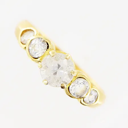 Ring, vita stenar, stl 16¼, bredd 1,5-5mm, slitage på stenar, 18K.  Vikt: 2,2 g