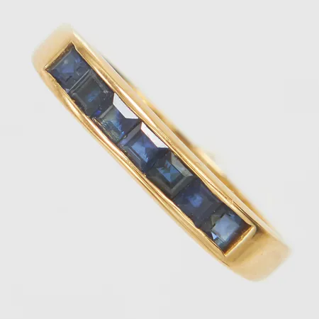 Ring, safirer, stl 18, bredd 2-3,5mm, 18K Vikt: 2,9 g